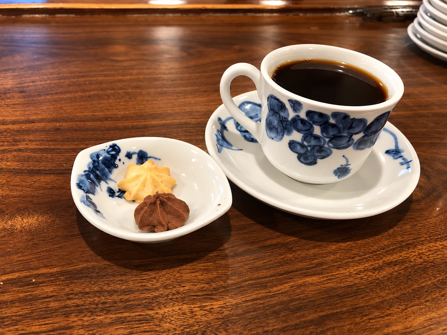 器とともに提供するアデリータの珈琲